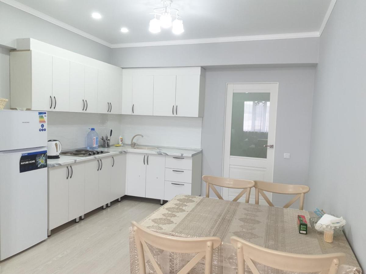 Центр Арбат Уютные Апартаменты В Новом Жк Almaty Eksteriør billede